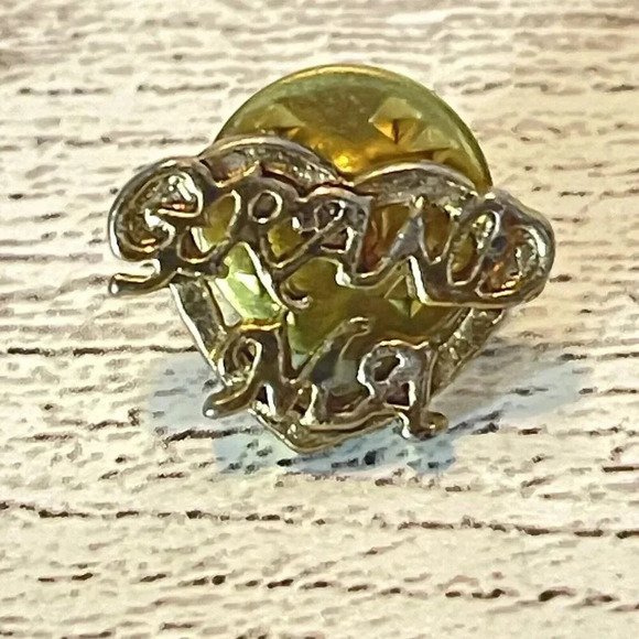 Unbranded Jewelry - VTG Vintage Gold Tone Heart With Grandma Inside Lapel Hat Pin 1/2”